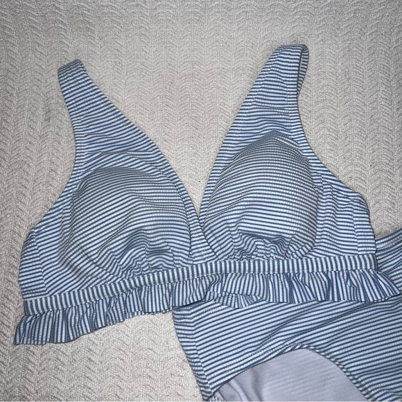 crown & ivy / light blue and white striped ruffled seersucker bikini size small - Picture 2 of 8